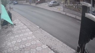 Başıboş köpeklerin saldırdığı vatandaşın yaşadığı dehşet kamerada