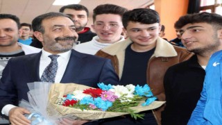 Başkan Göğebakan, liseli gençlerle bir araya geldi