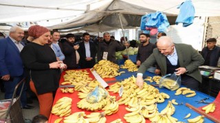 Başkan Gültak pazarda muz satışı yaptı, vatandaşla okey oynadı