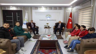 Başkan Öztürk, şampiyon öğrencileri makamında kabul etti