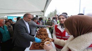 Başkan Sandıkçıdan gençlere salep ve simit ikramı