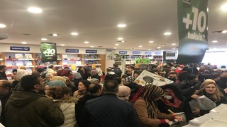 Başkentte yüzde 50 indirim yapan mağazada vatandaşlar birbirini ezdi