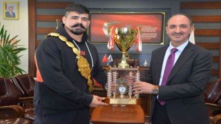 Başpehlivanı Şimşek Rektör Karakayayı Ziyaret Etti