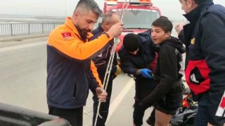 Batman Çayında mahsur kalan kedi için gitti, kendisi mahsur kaldı
