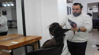 Batmanlı kuaförden Engelliler Gününde engelli vatandaşlara ücretsiz hizmet