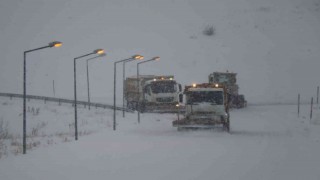 Bayburtun yüksek kesimlerinde kar ve tipi etkili oldu