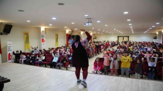 Bayraklılı çocuklar tiyatroyu sevdi