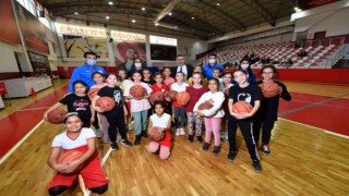 Bayraklının spor sahaları yenileniyor