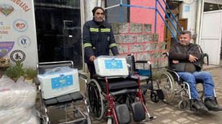 Belediyenin temizlik işçisi, promosyonuyla engelli vatandaşa tekerlekli sandalye aldı