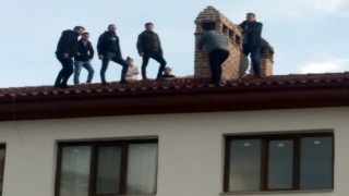Benzinle çatıya çıkan şahsı polis ikna etti