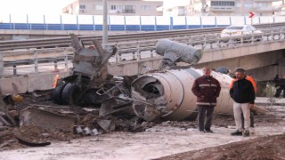 Beton mikseri viyadükten uçtu: 1 ölü