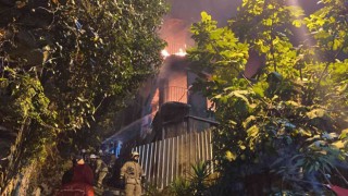 Beyoğlunda evsizlerin kaldığı 3 katlı metruk bina alev alev yandı