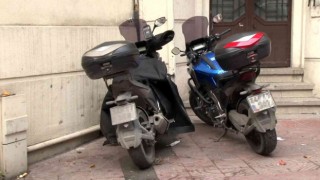 Beyoğlunda yüklü miktarda para taşıyan motosikletli 2 kurye silahlı gaspçıların hedefi oldu