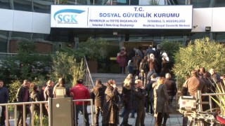 Beyoğlundaki SGK binasında EYT yoğunluğu