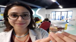 Bilim Merkezinde öğrenciler dokuları inceliyor