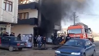 Binanın zemin katında çıkan yangın korkuttu