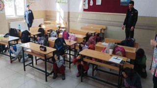 Bingöl AFAD, öğrencilere hem hediye hem de eğitim verdi