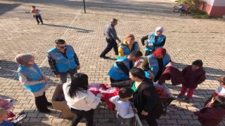 ‘Bir çocuk da sen giydir dediler, çocukların yüzünü güldürdüler