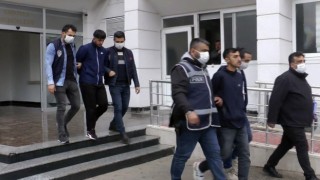 Biri darp etti, diğeri sokak ortasında silahla vurdu