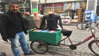 Bisikletinin selesinde 2 haftalık oğlunun hikayesini taşıyor