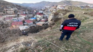 Bitlis Kalesine tırmanmak isterken mahsur kalan genç ekipler tarafından kurtarıldı