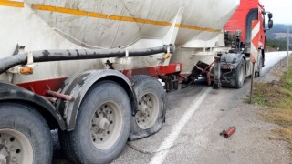 Boluda minibüs ile tır çarpıştı: 2 yaralı