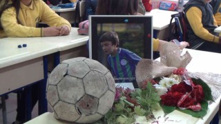 Boş kalan sırasına çiçek ve futbol topu bırakıldı