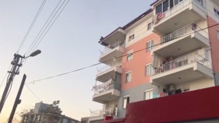Boşanmak istemediği için çatıya çıkan adamı muhtar ve eşi ikna etti