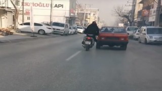 Bozulan otomobili motosiklet ile itti