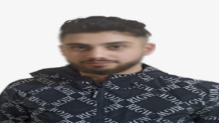 Bulduğu kredi kartıyla aracına akaryakıt aldı o anlar kamerada