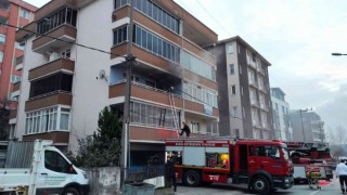 Bursada evini ateşe veren kadını itfaiye kurtardı
