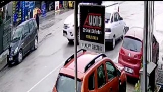 Bursada kamyonet ile otomobilin çarpıştığı kaza kamerada