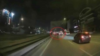 Bursada kontrolden çıkan otomobil servise çarptı, o anlar kamerada