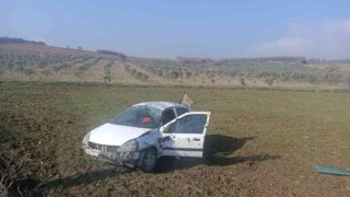 Bursada kontrolden çıkan otomobil tarlaya uçtu: 3 yaralı