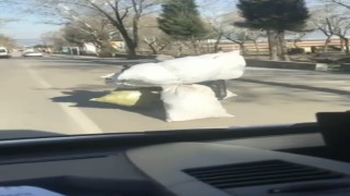 Bursada motosikletle tehlikeli taşımacılık kameraya yansıdı