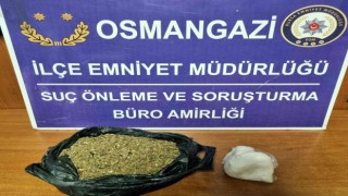 Bursada uyuşturucu satıcısı aracında yakalandı
