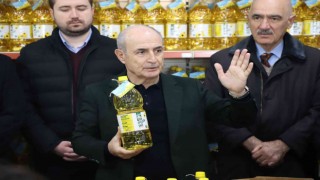 Büyükçekmecede 8 ton ayçiçek yağı vatandaşlara dağıtılıyor