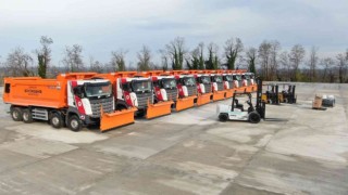 Büyükşehir araç filosuna 60 kar paletli kamyon ile 4 forklift iş makinesi