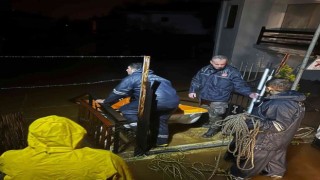 Büyükşehir ekipleri 45 konut ve 40 işyeri su baskınına müdahale etti