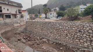 Büyükşehir Marmariste zarar gören dere duvarlarını tamir etti