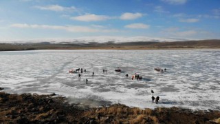 Buz tutan Çıldır Gölüne yoğun ilgi