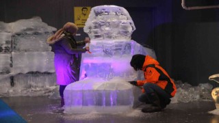Buzu yontarak heykel yapıyorlar