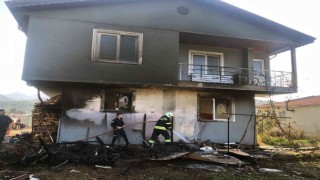 Çakmak ile oynayan çocuklar evi yakıyordu