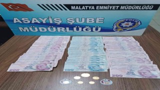 Çaldıkları altınlarla yakalandılar