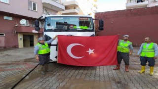 Çamurun içinde kalan Türk bayrağını yıkadılar