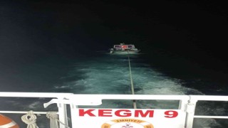 Çanakkale Boğazında makine arızası yapan tekne kurtarıldı