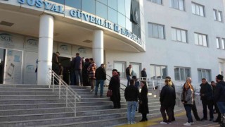 Çanakkalede SGK önünde EYT kuyruğu oluştu