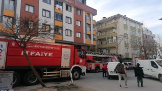 Çatıda süs bitkileri yandı, çıkan dumanlar paniğe sebep oldu