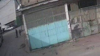Çatıdan düşen esnaf ölümden döndü, o anlar kamerada