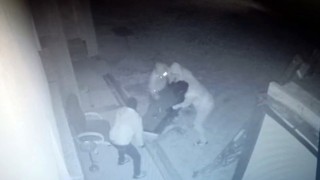 Çelik kasayı el arabasına yükleyip çaldılar: O anlar kamerada